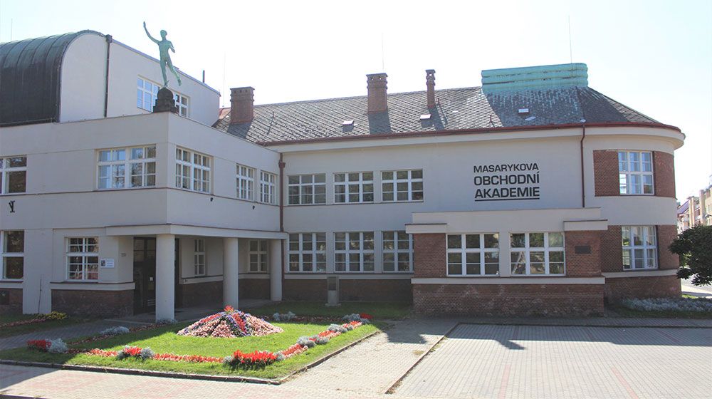 Fotka budovy školy z jiného úhlu