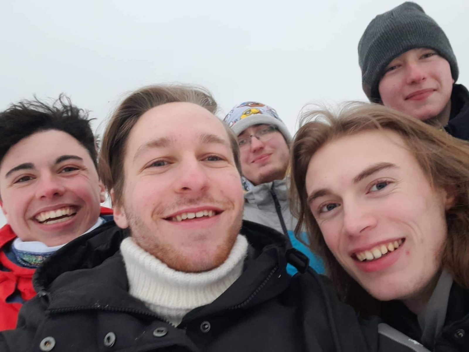 I když  jsme měli počáteční smůlu v dopravní situaci, kvůli které jsme vycházeli se zpožděním půl druhé hodiny a museli jsme lehce zkrátit trasu, tak jsme si výlet venku užili. Jinak byla totální zima, asi minus 10, a bylo hodně sněhu, takže počásko, jak z pohádky <3