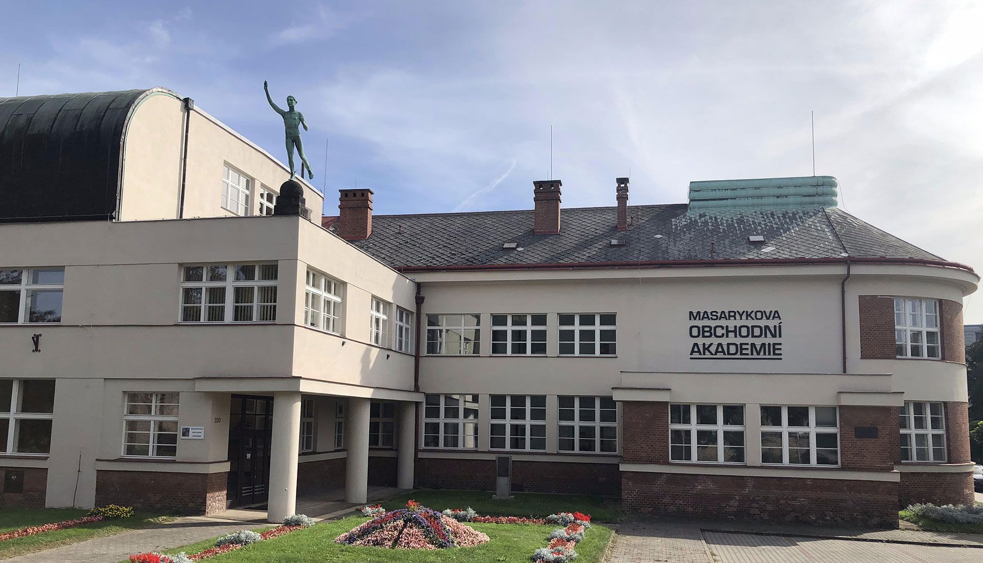 Budovy školy, pohled z exteriéru.