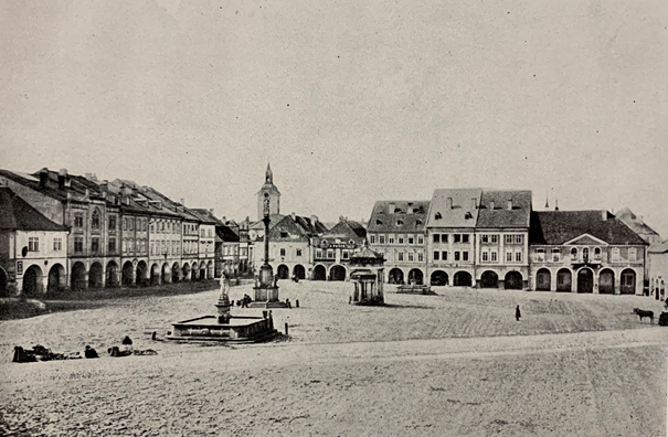 Jičínské náměstí v roce 1885 (Almanach obchodního grémia v Jičíně 1885 – 1935, s. 17)